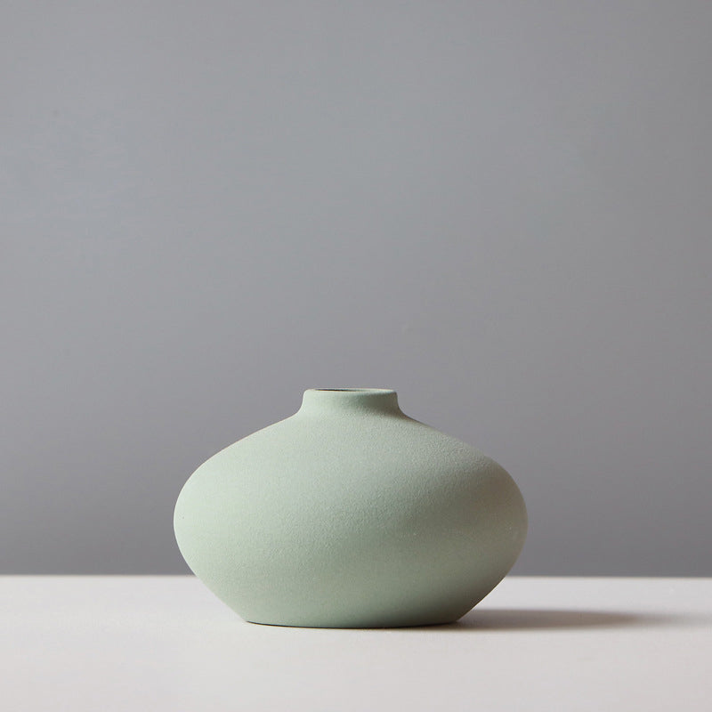 Elegant Matte Ceramic Vase – Stylish Home Accent Piece