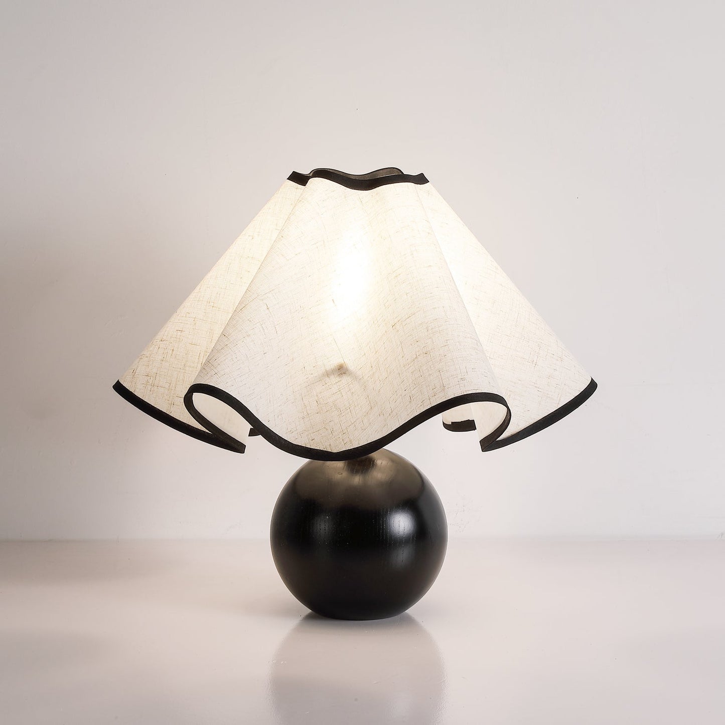 Elegant Wave-Design Table Lamp for Modern Interiors