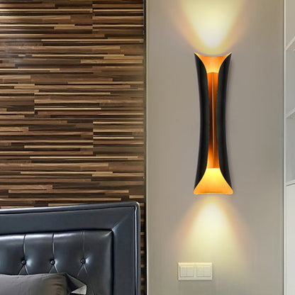 Elegant Black Metal Wall Sconce - Curved Design Lighting Fixture