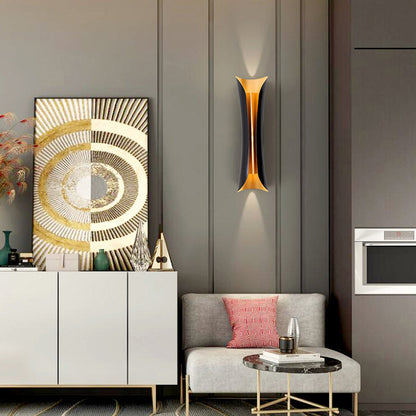 Elegant Black Metal Wall Sconce - Curved Design Lighting Fixture