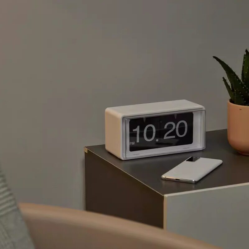 Classic Page Turning Clock with Automatic Time Update