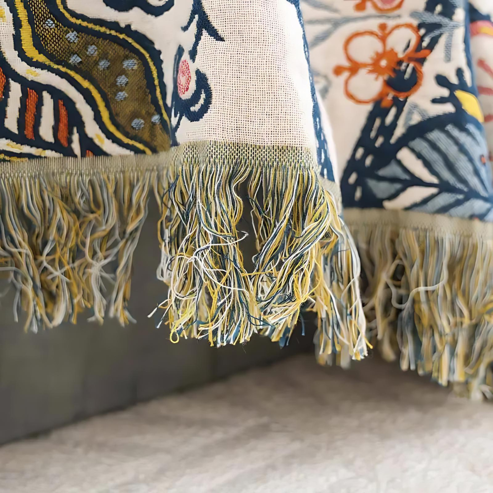 Chic Cotton Throw Blanket with Elegant Tassel Accents