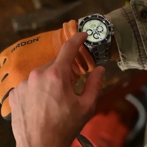 GPS Smartwatch Titanium Case Water-Resistant 21-Day Battery