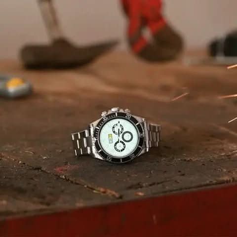 GPS Smartwatch Titanium Case Water-Resistant 21-Day Battery