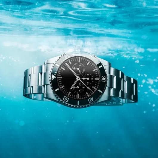 GPS Smartwatch Titanium Case Water-Resistant 21-Day Battery
