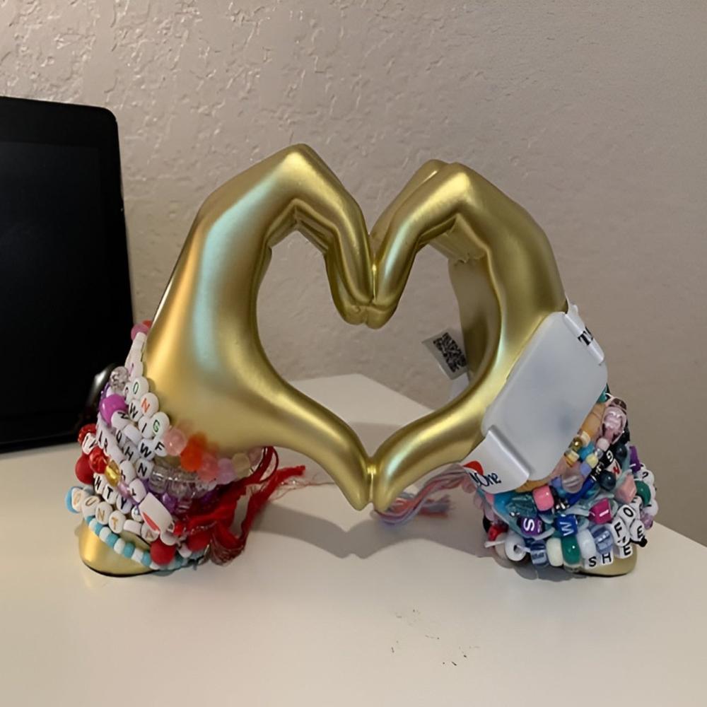 Sculpture Heart-Hand Gesture Durable Multiple Colors