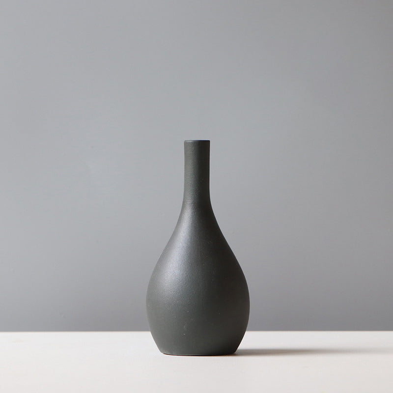 Elegant Matte Ceramic Vase – Stylish Home Accent Piece
