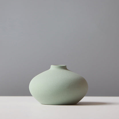 Elegant Matte Ceramic Vase – Stylish Home Accent Piece