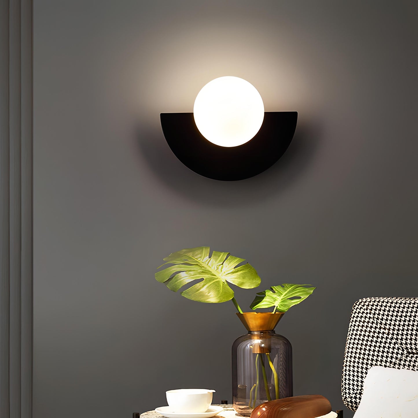 Curved Elegance Wall Light for Modern Interiors