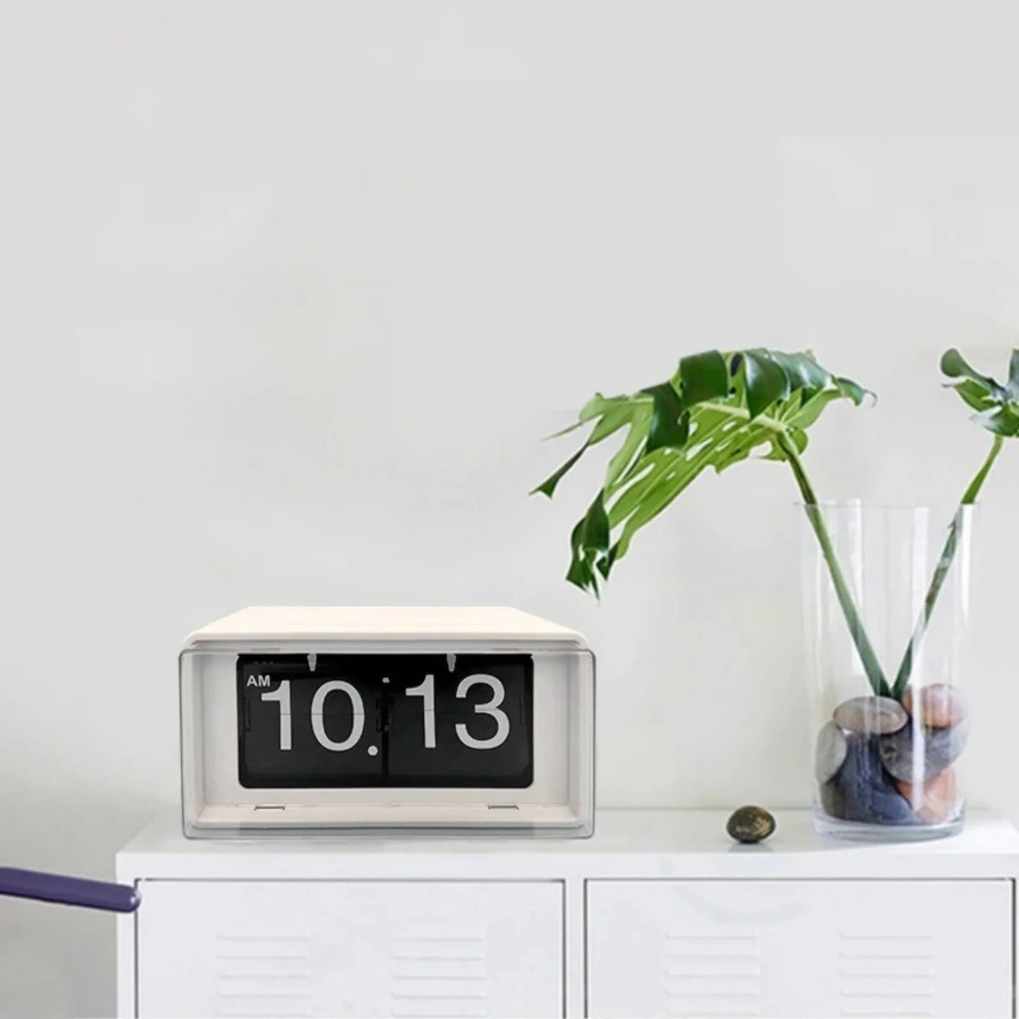 Classic Page Turning Clock with Automatic Time Update