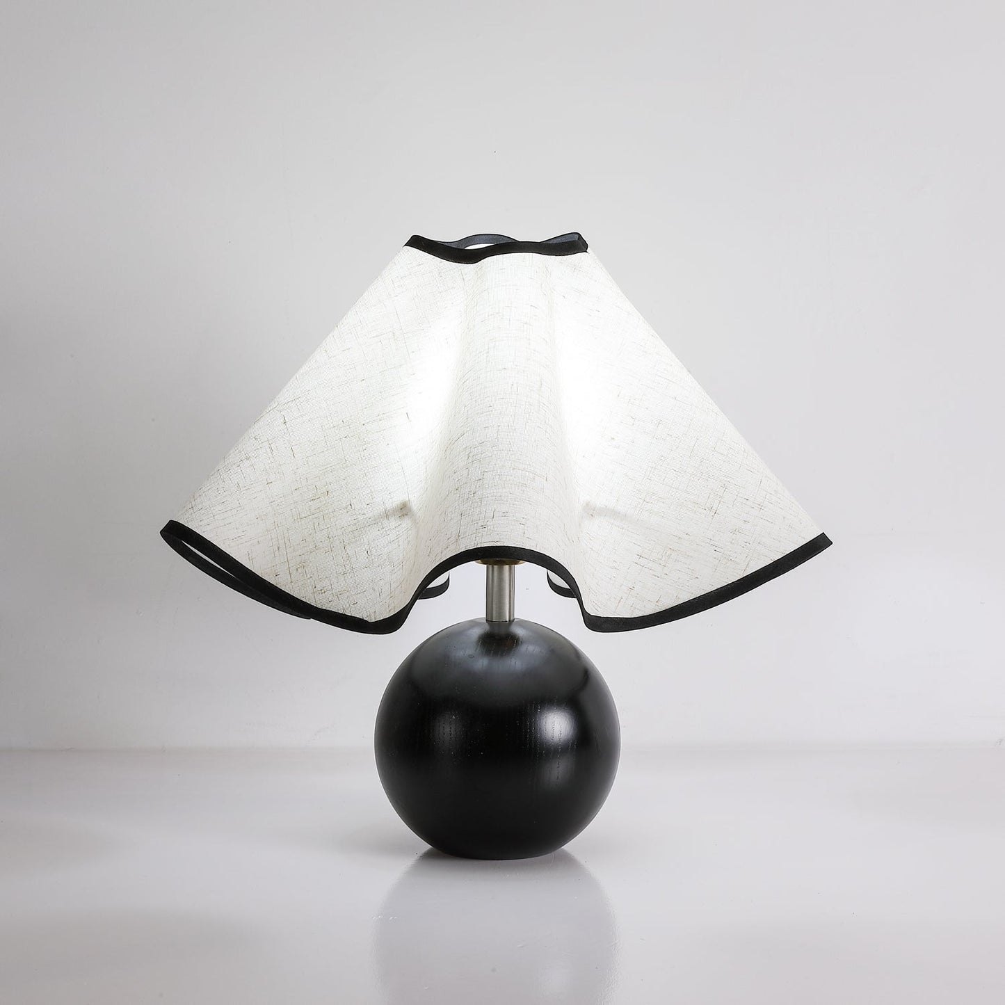 Elegant Wave-Design Table Lamp for Modern Interiors