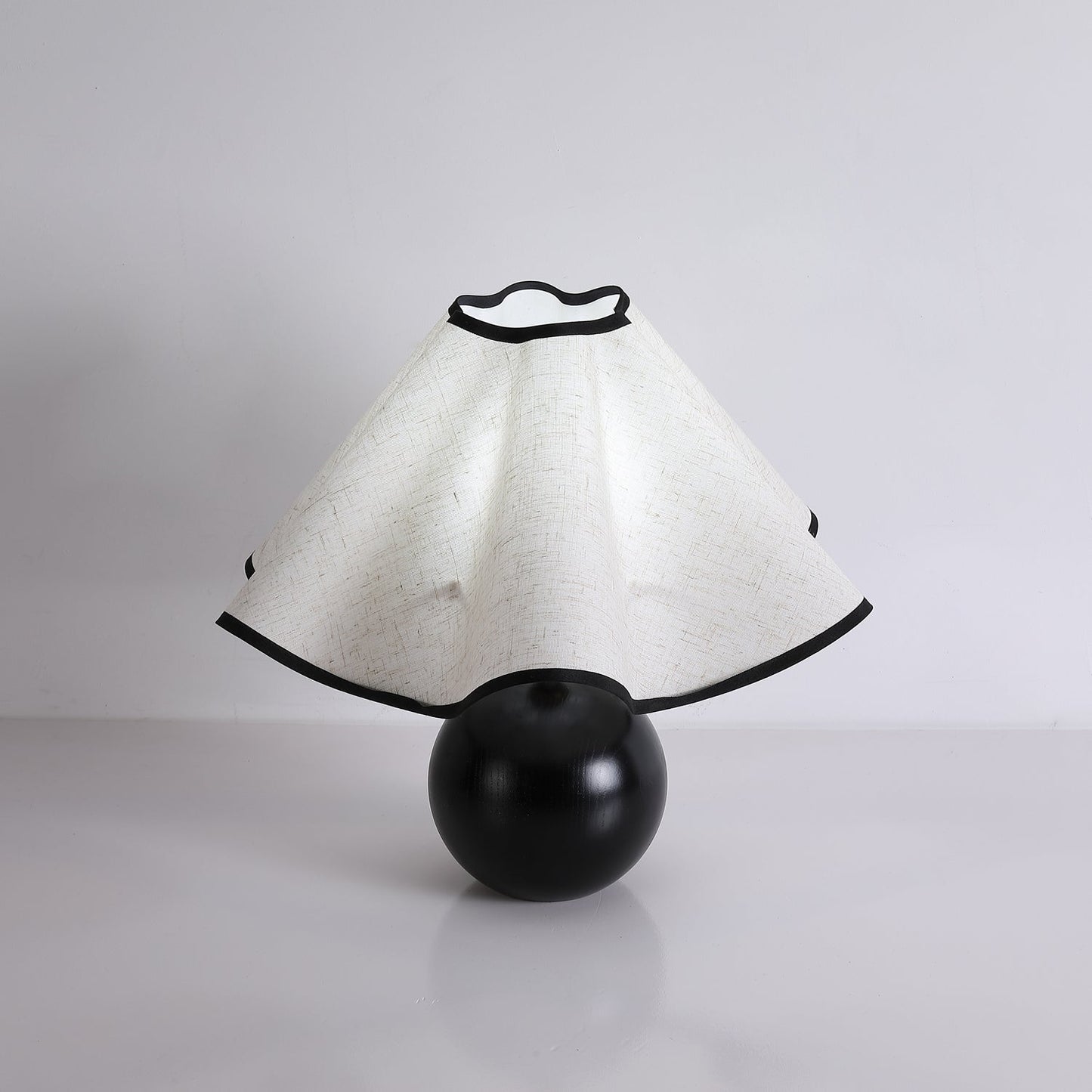 Elegant Wave-Design Table Lamp for Modern Interiors