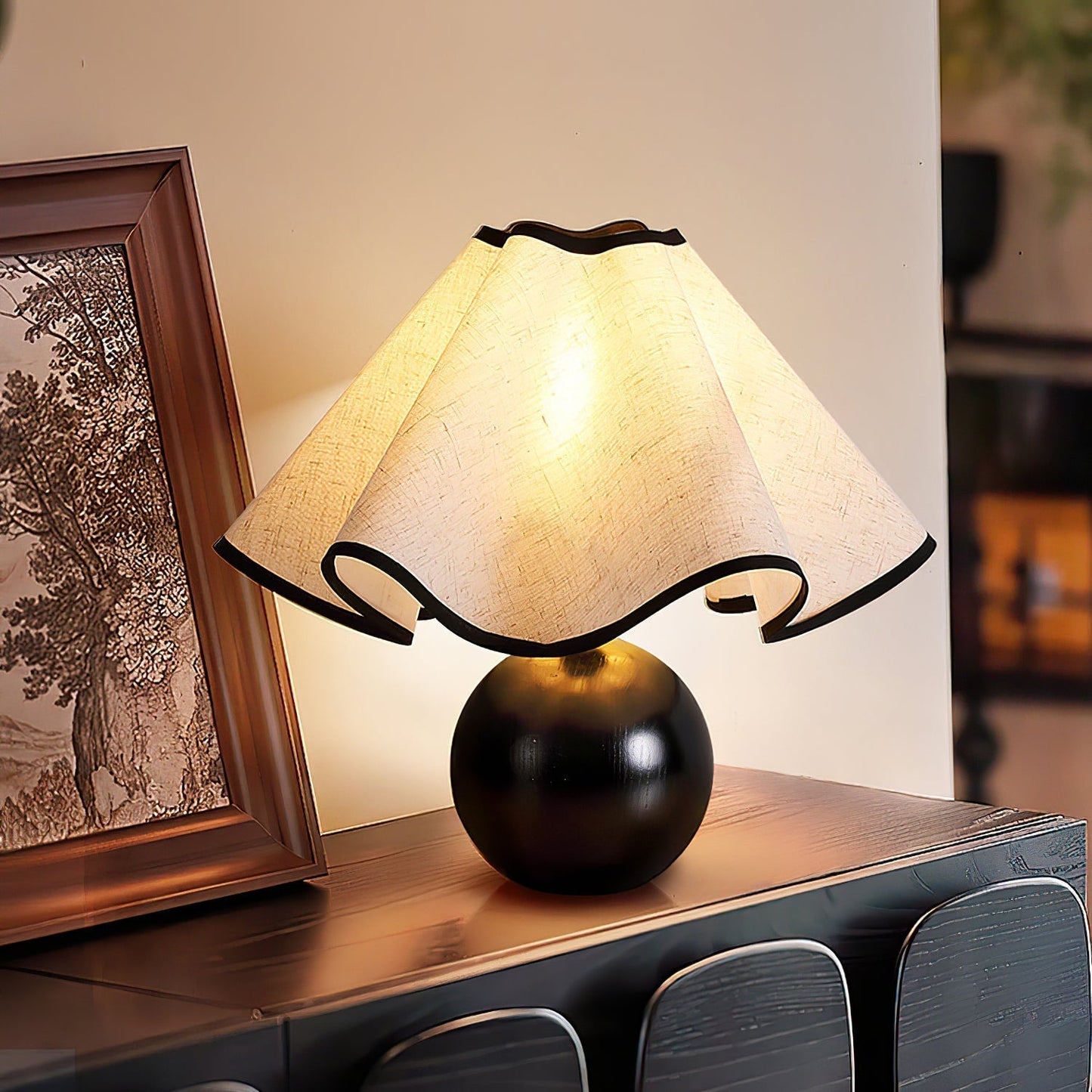 Elegant Wave-Design Table Lamp for Modern Interiors