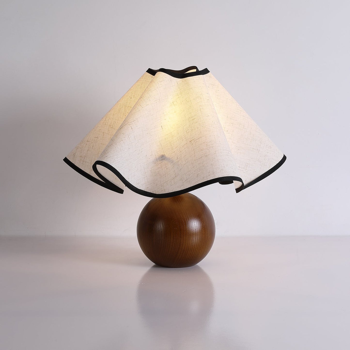 Elegant Wave-Design Table Lamp for Modern Interiors