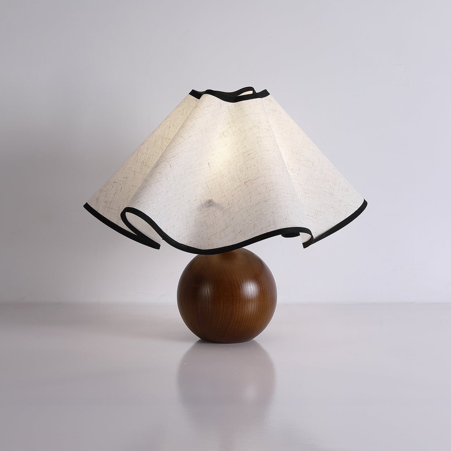 Elegant Wave-Design Table Lamp for Modern Interiors