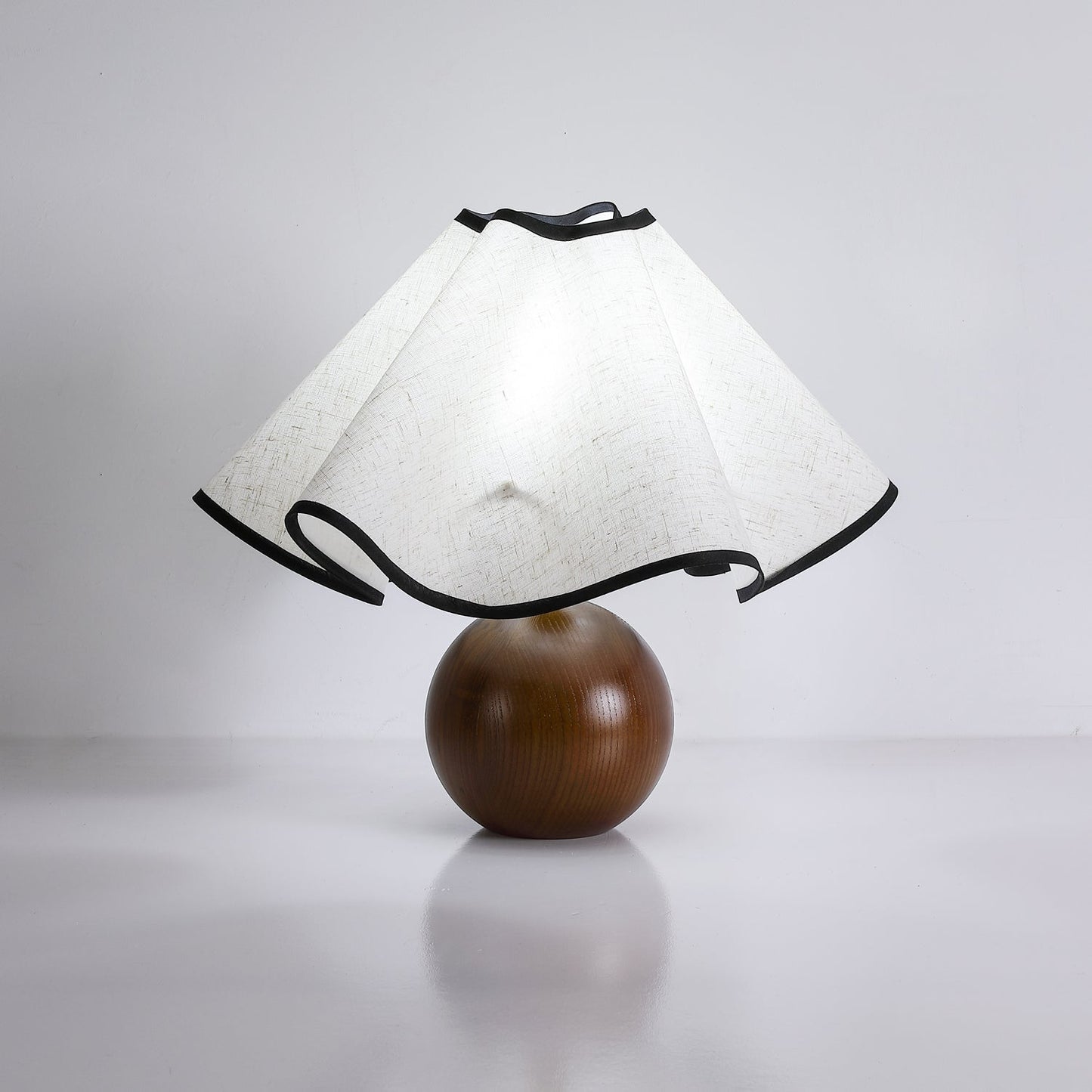Elegant Wave-Design Table Lamp for Modern Interiors
