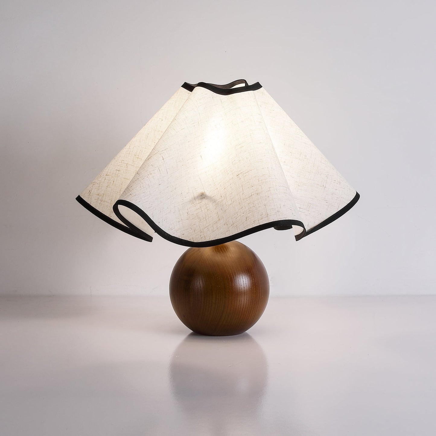 Elegant Wave-Design Table Lamp for Modern Interiors