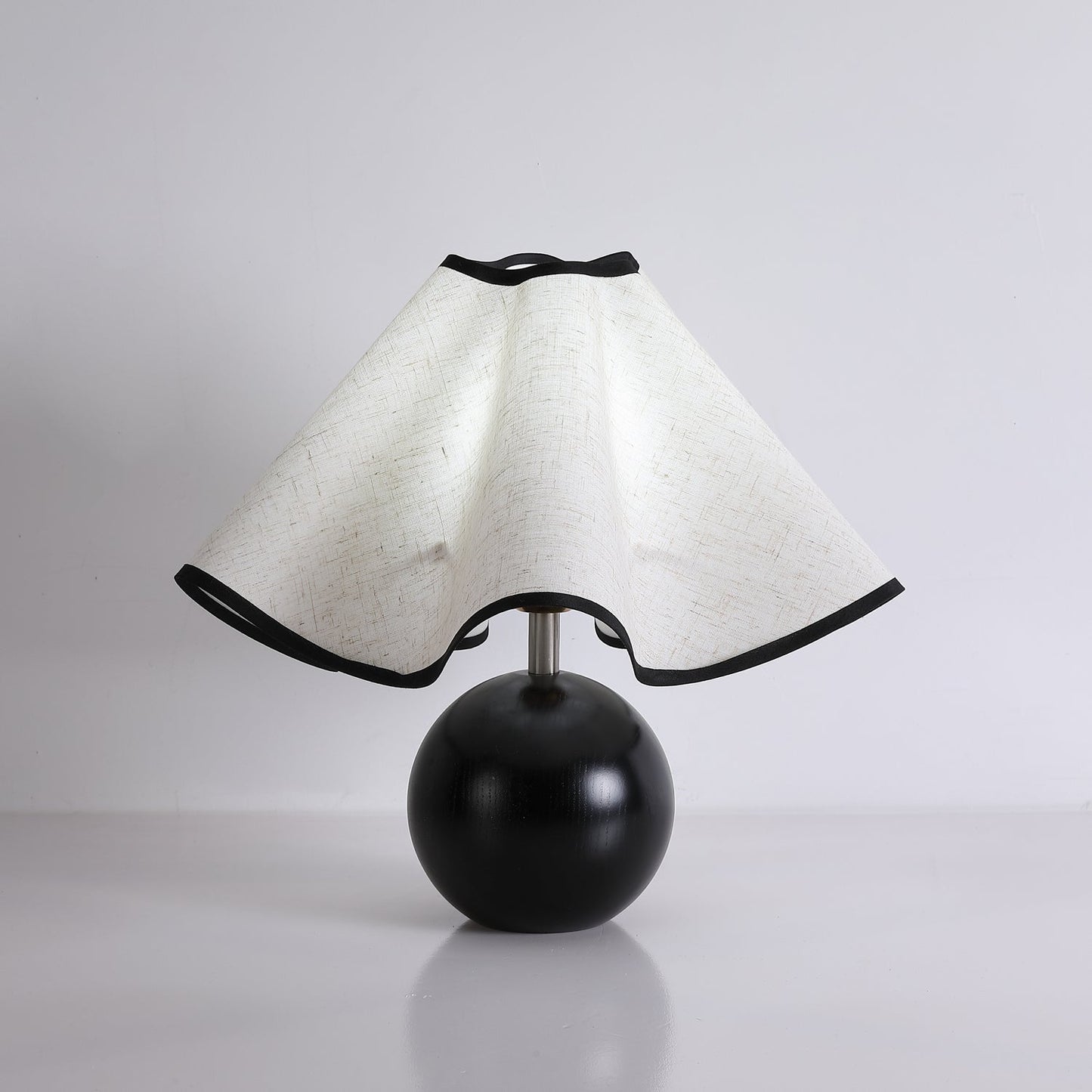 Elegant Wave-Design Table Lamp for Modern Interiors