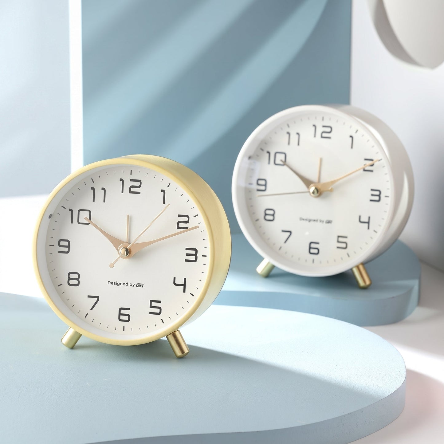 Elegant Scandinavian-Inspired Silent Round Desk Clock