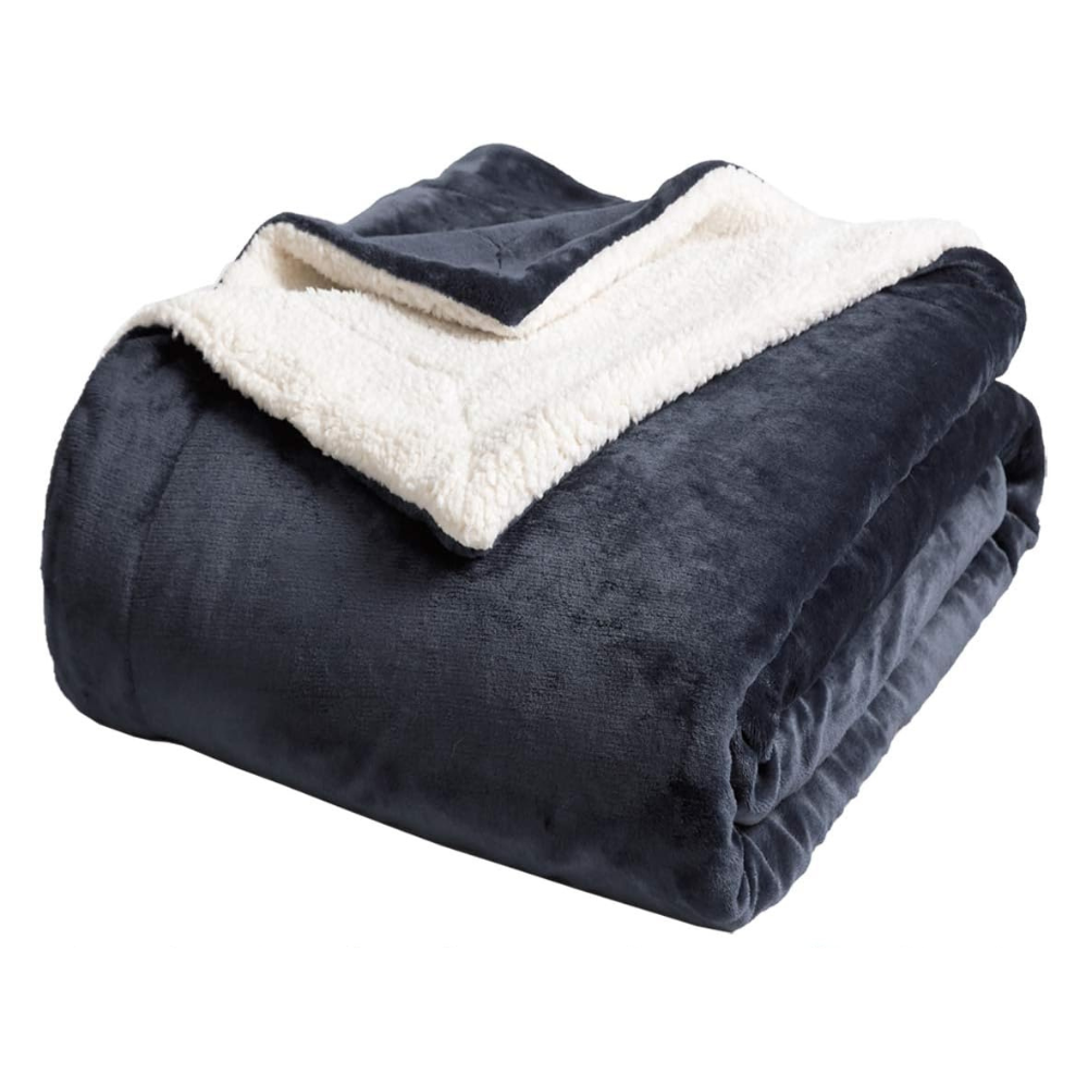 Cozy Microfiber Sherpa Blanket for Beds and Sofas