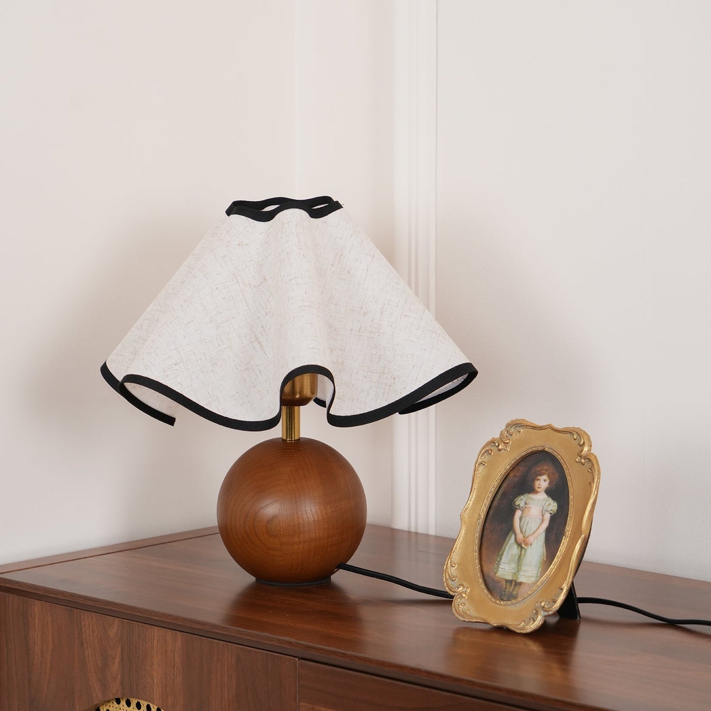 Elegant Wave-Design Table Lamp for Modern Interiors