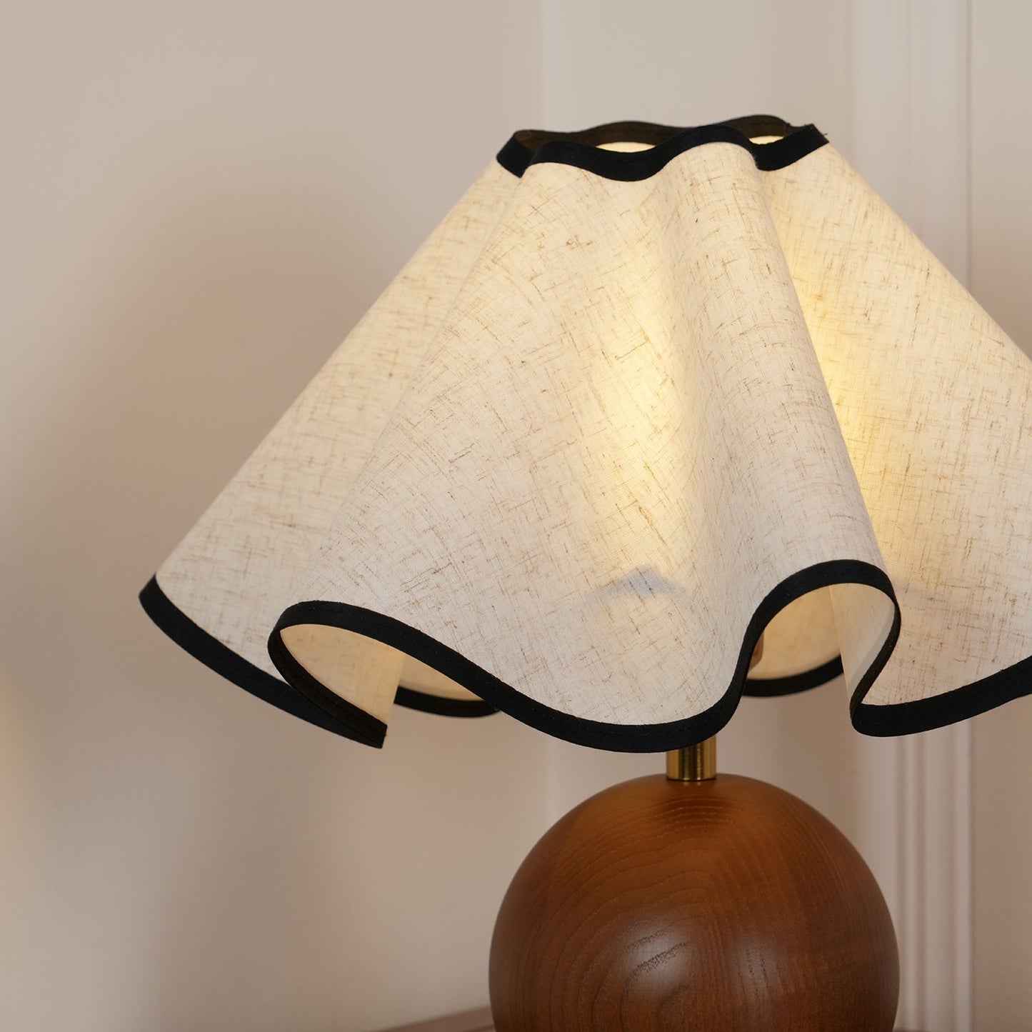 Elegant Wave-Design Table Lamp for Modern Interiors