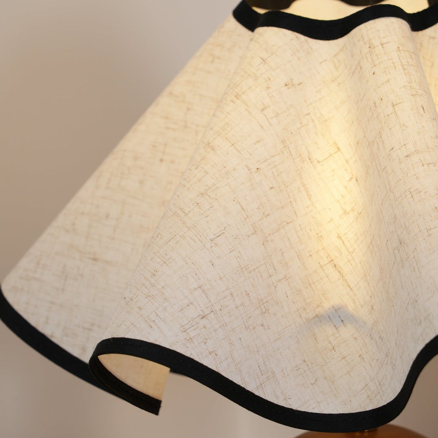 Elegant Wave-Design Table Lamp for Modern Interiors