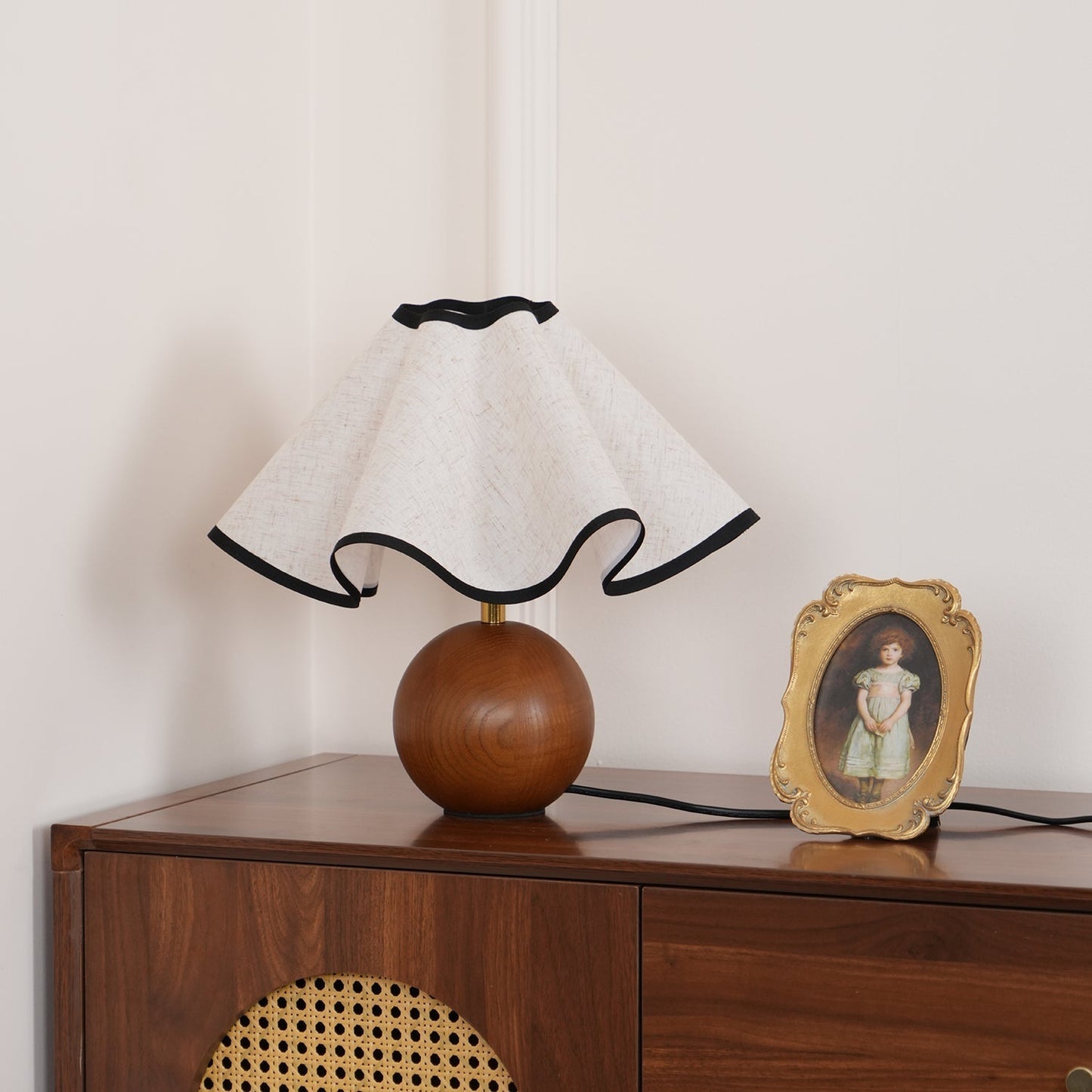 Elegant Wave-Design Table Lamp for Modern Interiors