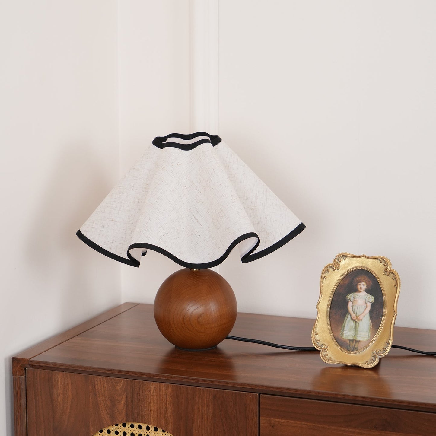Elegant Wave-Design Table Lamp for Modern Interiors
